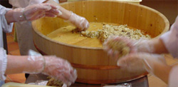 鶏めし温かいうちに握ります
